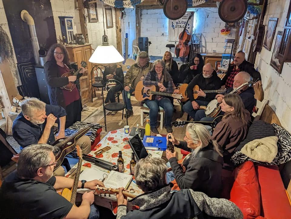 A full house at Dana's Blue Stage, mid session